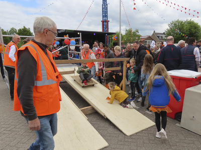 902341 Afbeelding van de 'rutschbaan', onderdeel van de kinderspelen op het grote parkeerterrein aan het begin van de ...